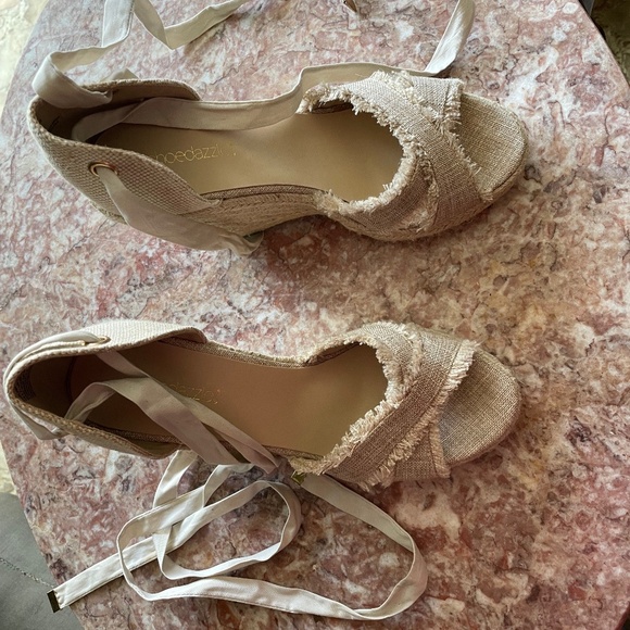 SHOEDAZZLE linen platforms - Picture 2 of 6